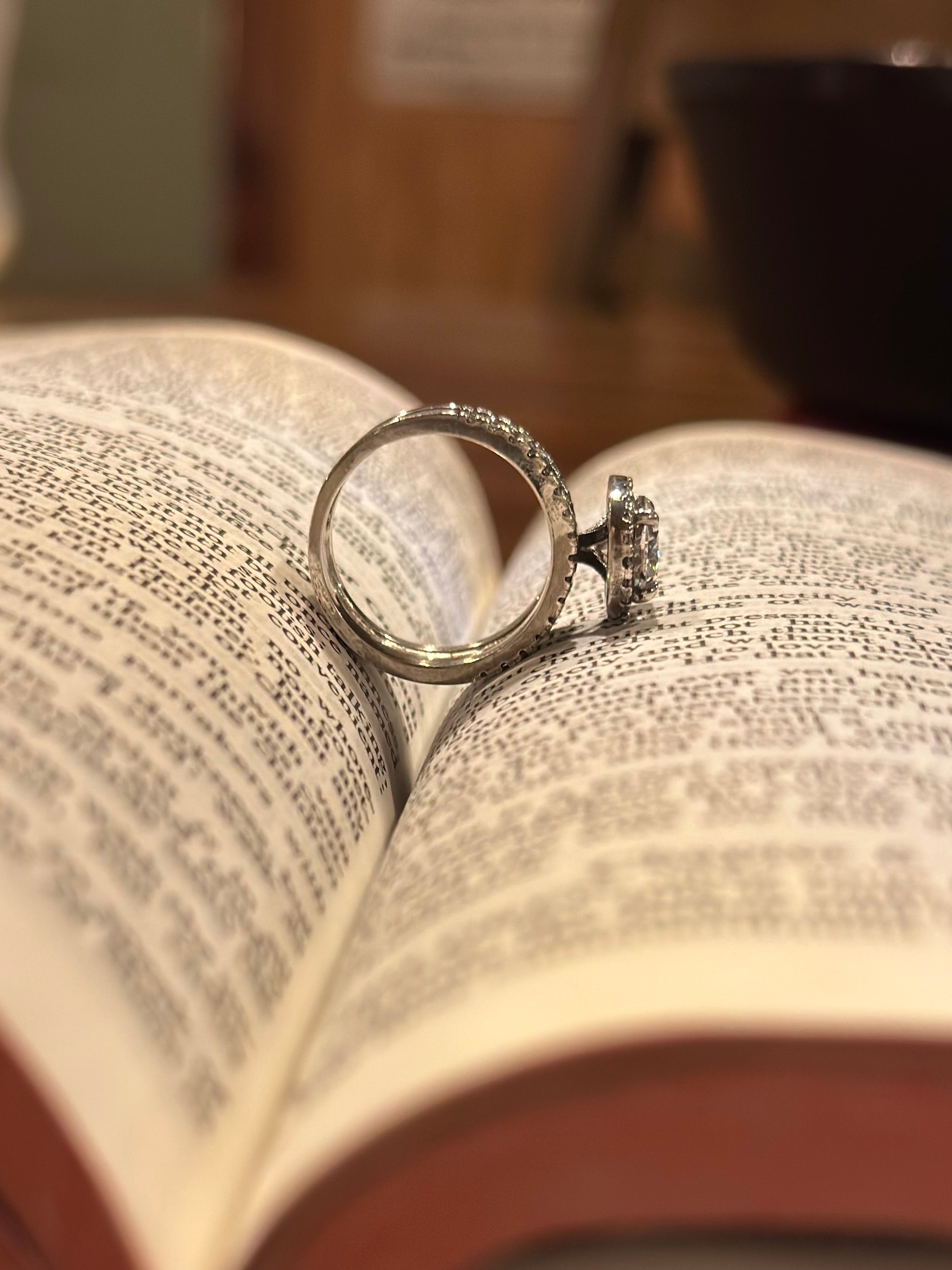 OVAL HALO PAVÈ CIGAR ENGAGEMENT RING.