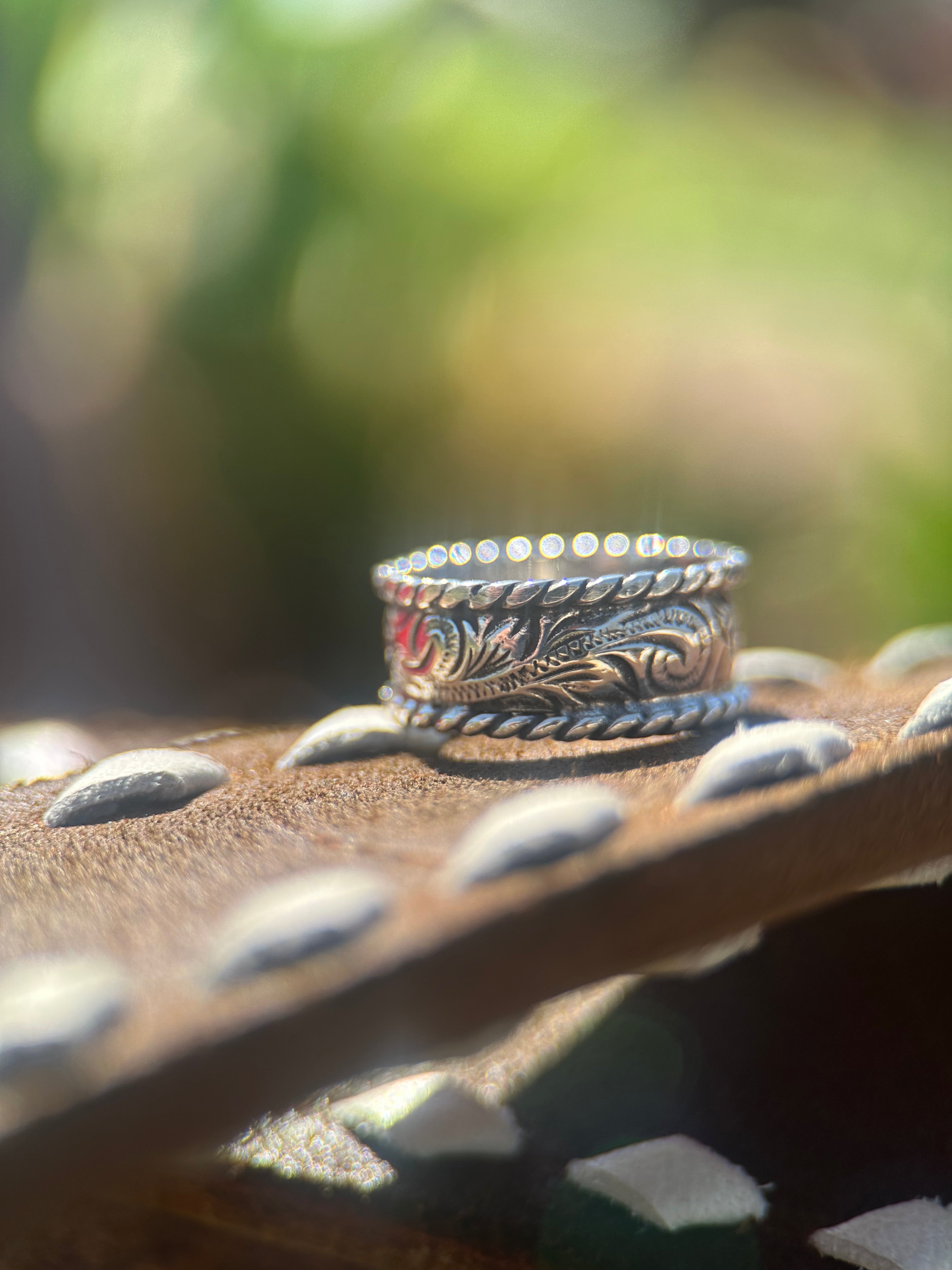 MENS ROPE ENGRAVED BAND.