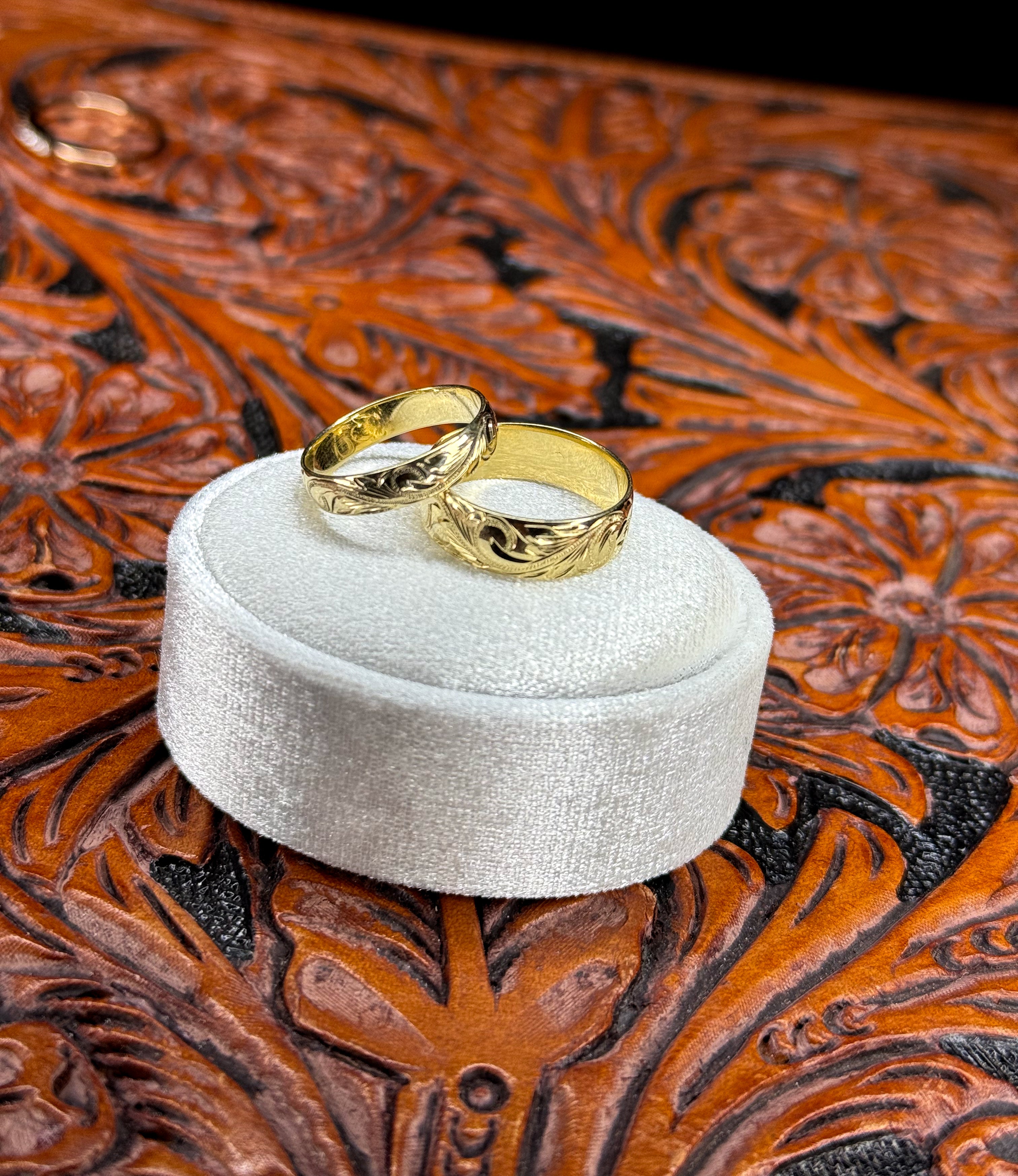 MENS ENGRAVED SOLID 14K YELLOW GOLD.