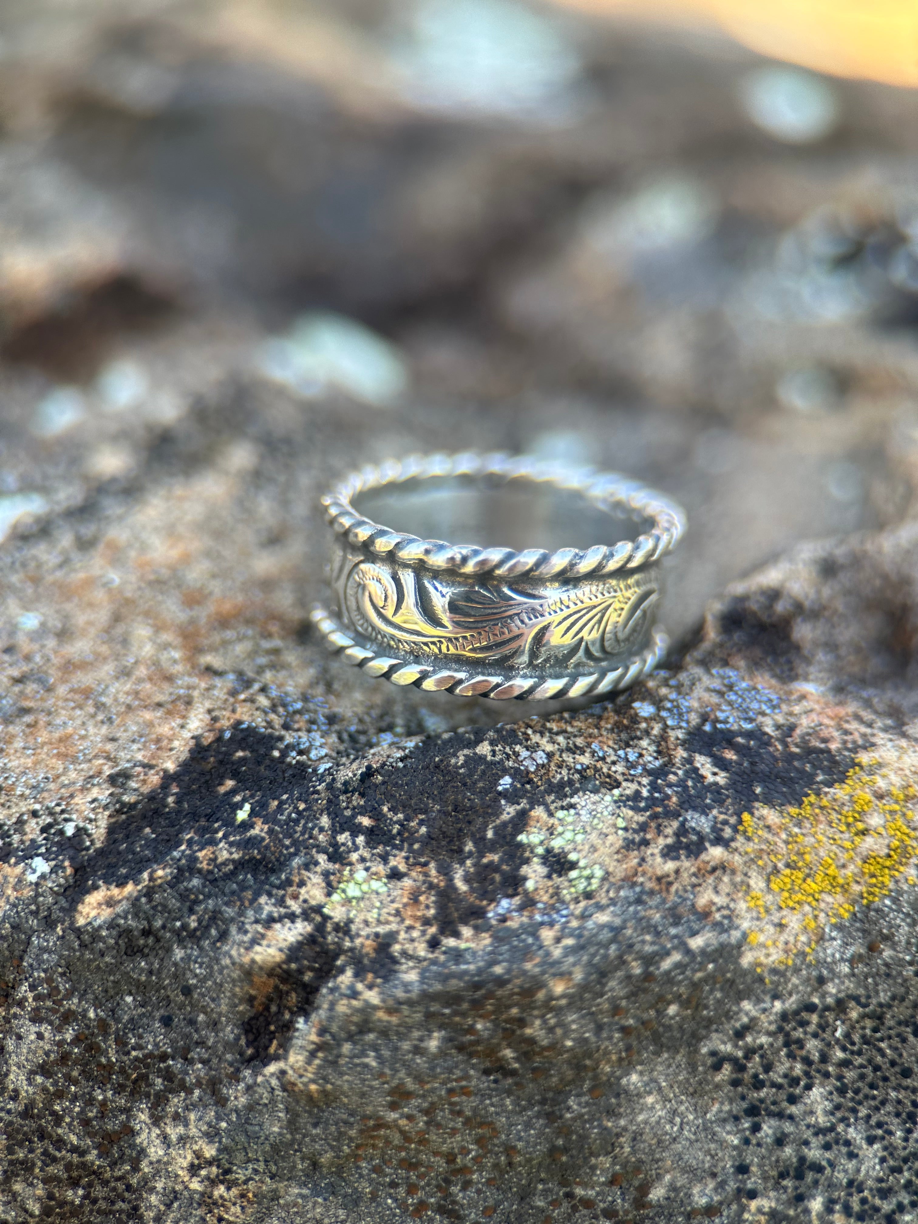 MENS ROPE ENGRAVED BAND.